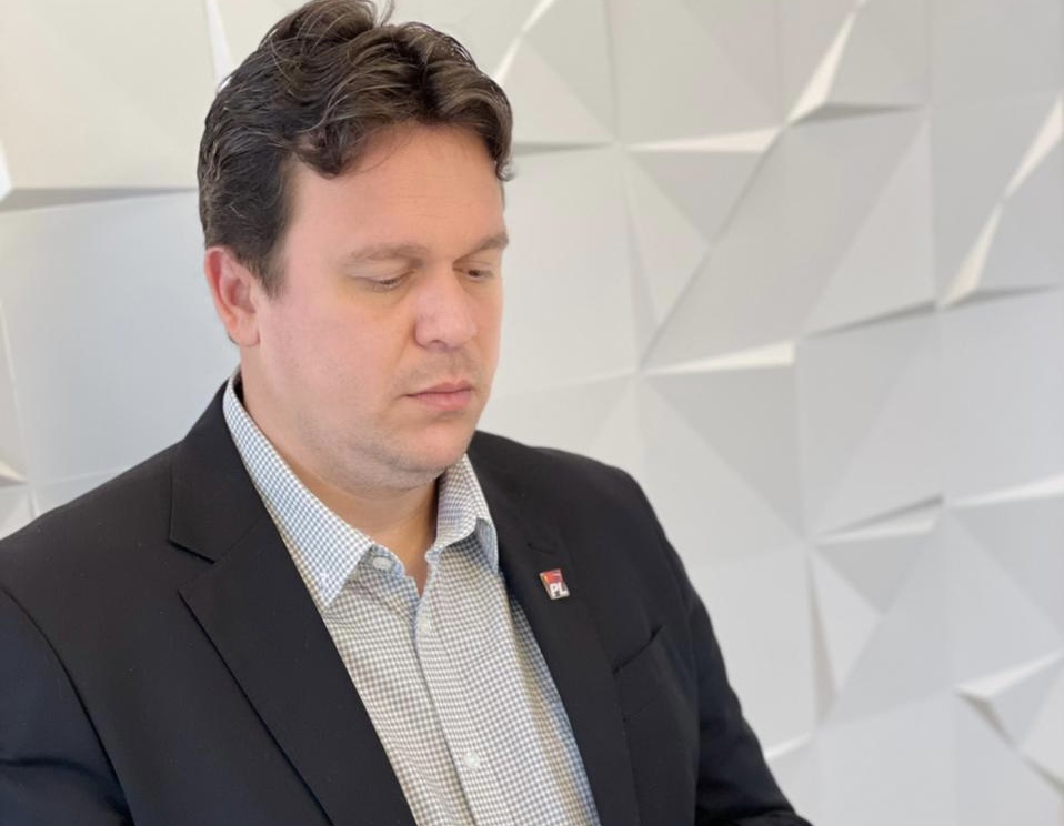 Vereador João Mendonça pede reforma de passarela na Avenida Tamoios, no Bairro Muca