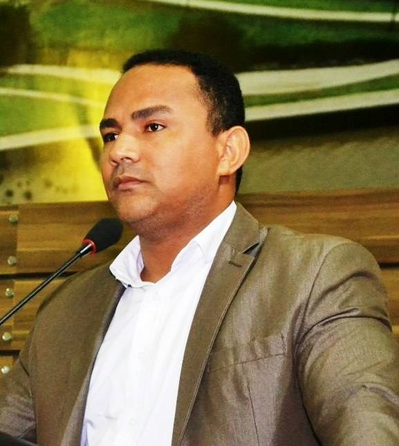 Vereador Pastor Didio Silva busca melhorias para as ruas do bairro Marabaixo