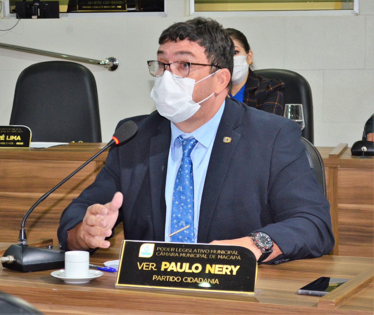 Vereador Paulo Nery aponta a falta de iluminação pública na Praça Nossa Senhora de Fátima, no Santa Rita