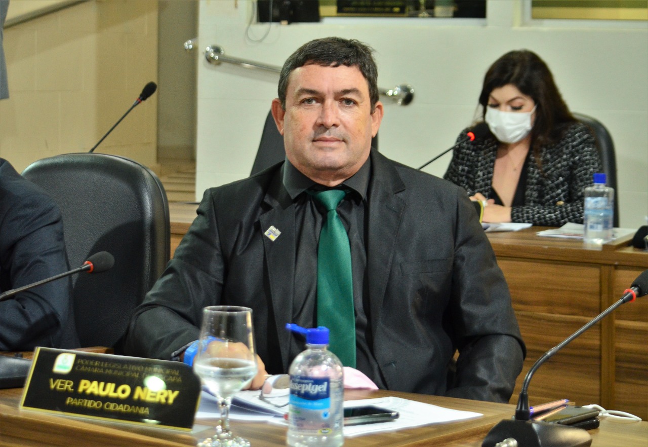 Vereador Paulo Nery pede tapume com tela vazada em obra da orla da cidade