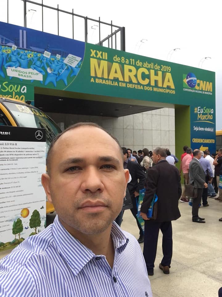 Vereador Professor Rodrigo participa de marcha em defesa de municípios