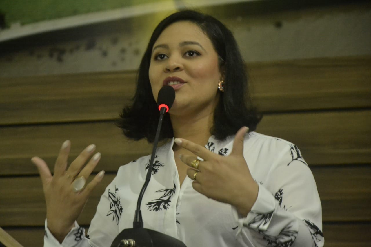 Vereadora Adrianna Ramos pede melhoria de serviços para o Brasil Novo