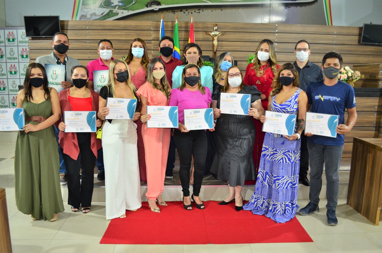 Vereadora Maraína Martins entrega certificados a empreendedores virtuais durante sessão solene na CMM