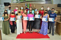 Vereadora Maraína Martins entrega certificados a empreendedores virtuais durante sessão solene na CMM