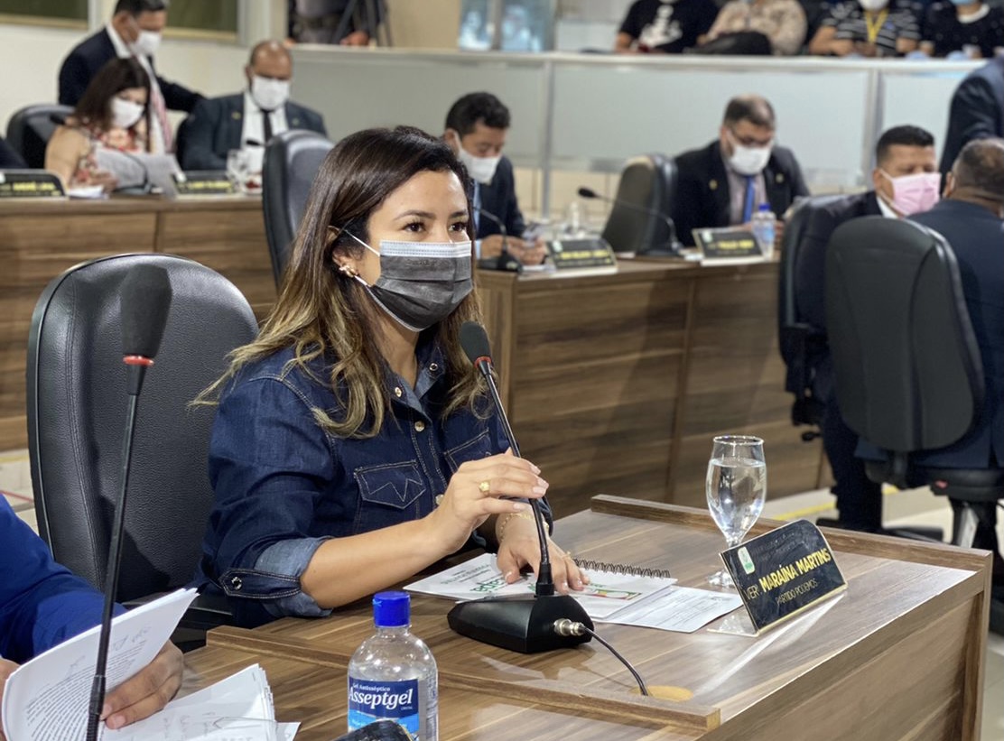 Vereadora Maraína Martins reivindica a instalação de faixa para pedestre em ruas do bairro Brasil Novo