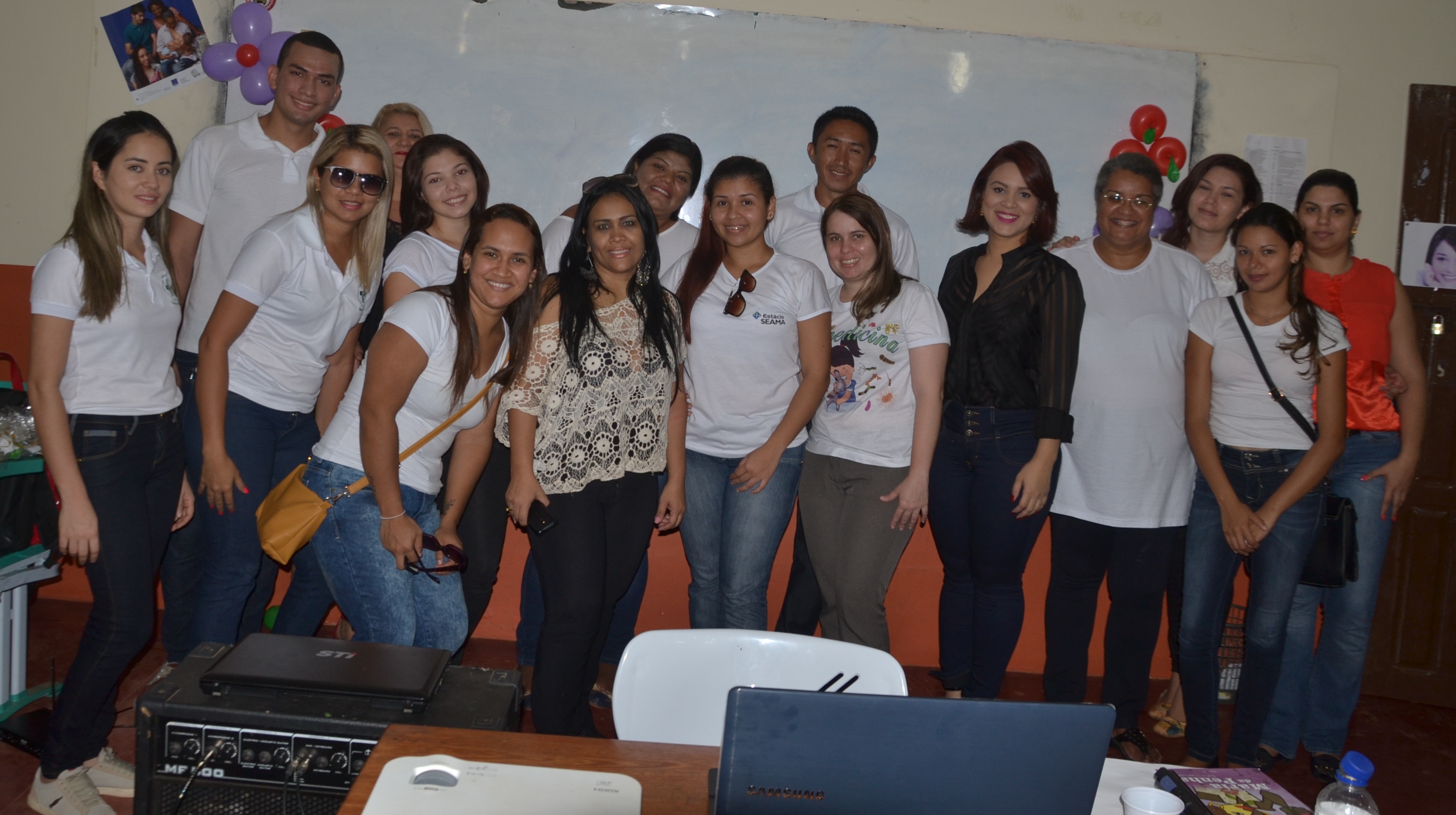 Vereadora palestra para estudantes sobre violência doméstica.