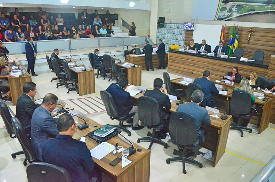 Vereadores apreciam matérias e debatem temas relevantes durante sessão legislativa