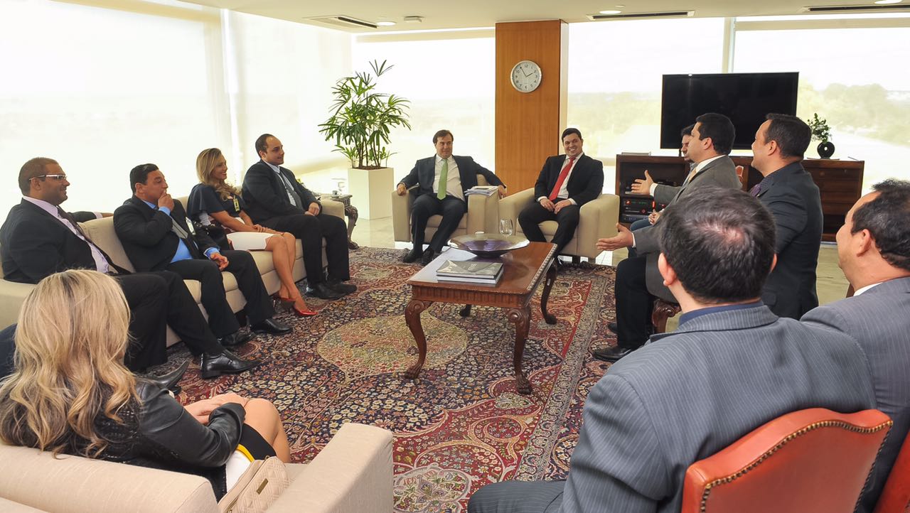 Vereadores de Macapá são recebidos pelo presidente em exercício Rodrigo Maia