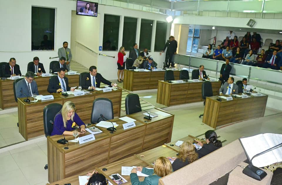 Vereadores debatem as problemáticas da cidade durante sessão ordinária.
