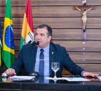 Vereadores derrubam veto de PL que obriga uso de cadeiras de rodas em supermercados