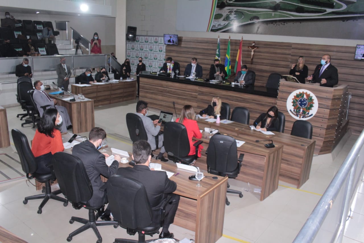 Vereadores participam de sessão extraordinária na terça-feira gorda de carnaval